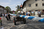 Der Maibaum wurde zuerst herangerollt (©Foto. Martin Schmitz)